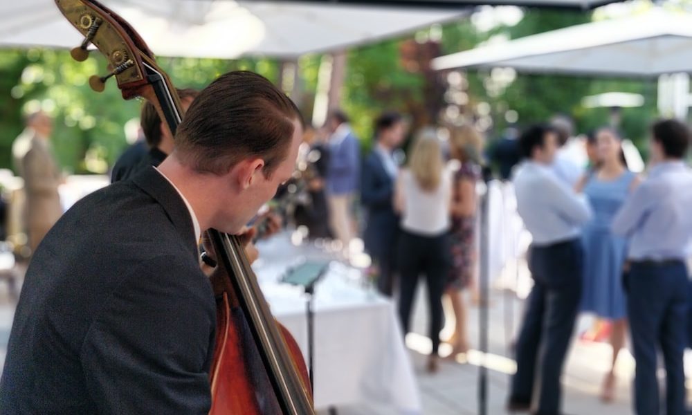 Jazzband zur Hochzeit Bassist