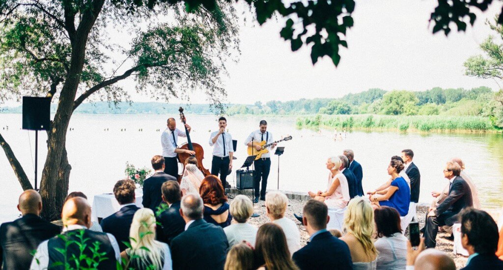 Freie Trauung mit Jazztrio vor einem See