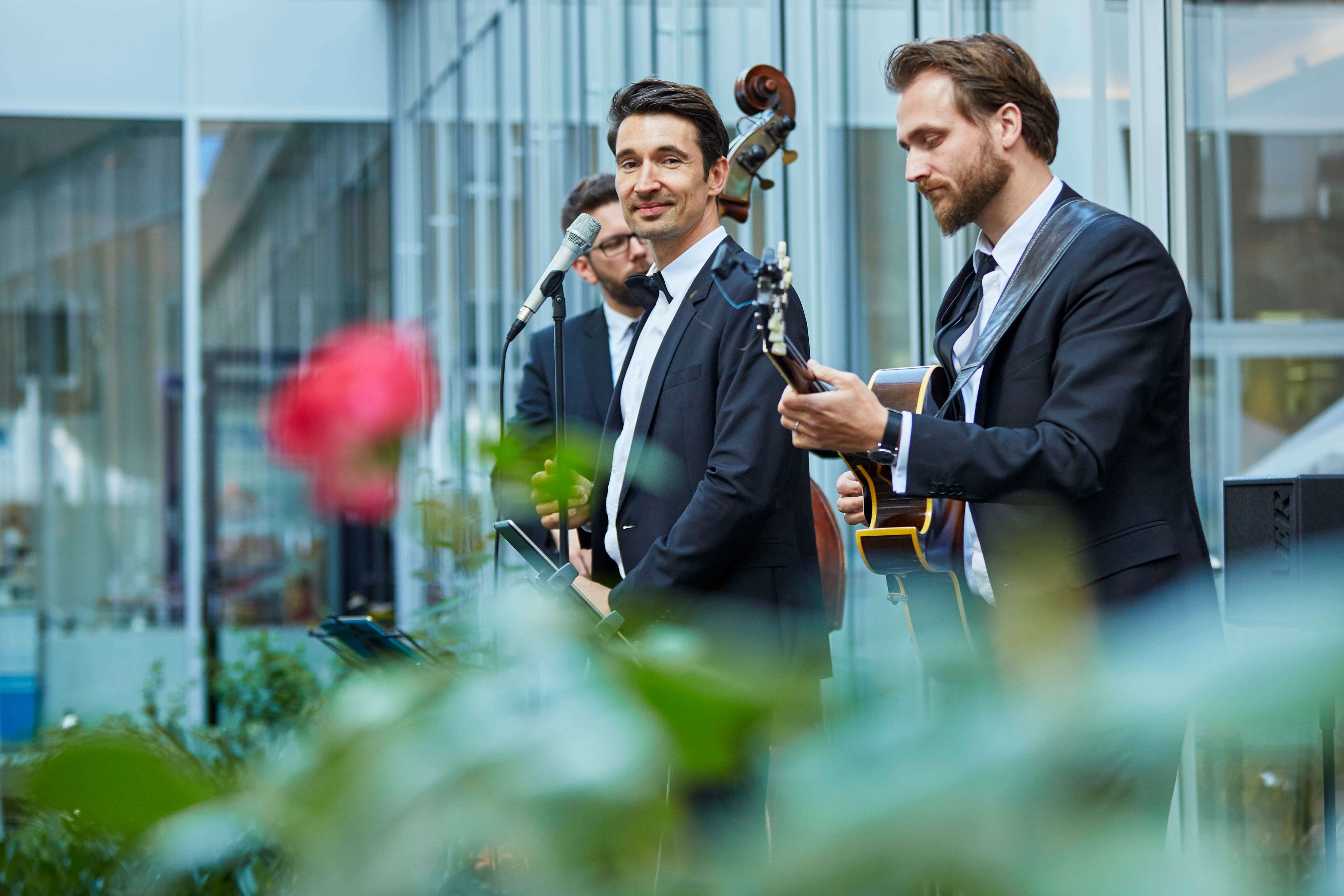 Jazztrio bei einem Auftritt