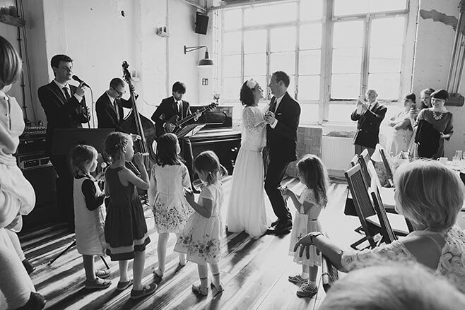 Trio spielt mit Sänger auf Hochzeit