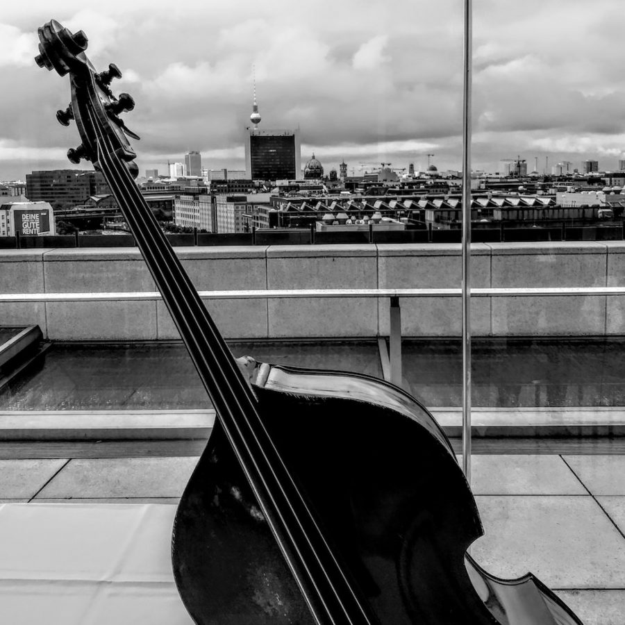 Kontrabass vor Berliner Skyline