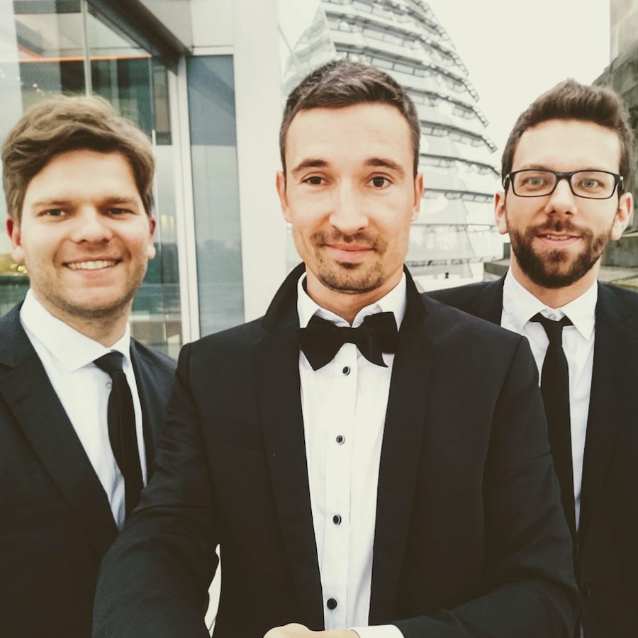 3 Musiker Band auf dem Reichstag Berlin